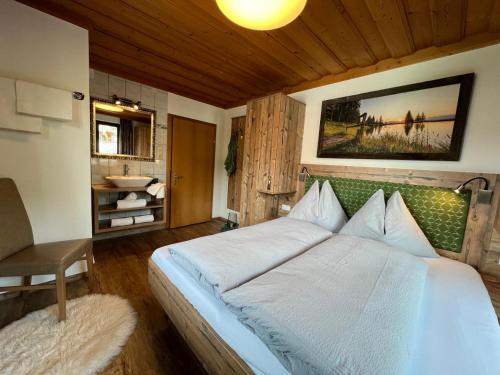 Postel nebo postele na pokoji v ubytování Frauenmantel mit extra Doppelzimmer