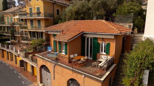 un immeuble d'appartements avec balcon et porche dans l'établissement La Casetta di Riccardo - Terrace Sea View, à Portovenere