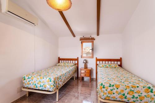 twee bedden naast elkaar in een kamer bij Casa Pedro Piscina in Puerto Marino