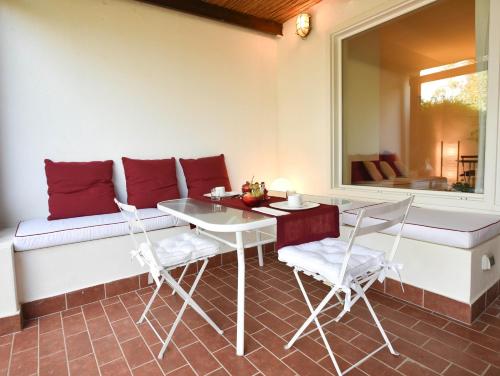 Is Molas にあるVilla Amaranta - Is Molasのダイニングルーム(ベンチ、テーブル、椅子付)