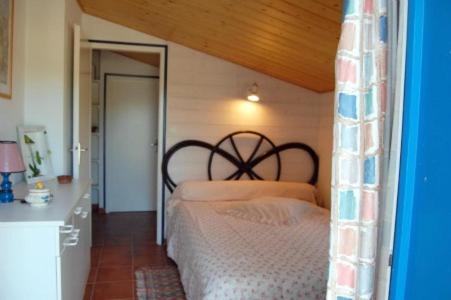a bedroom with a bed with a wooden head board at Hôtel du Marché in Beauvoir-sur-Mer