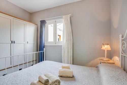 una camera da letto con un letto con asciugamani sopra di Villa Sol Wifi Fibra a Lajares