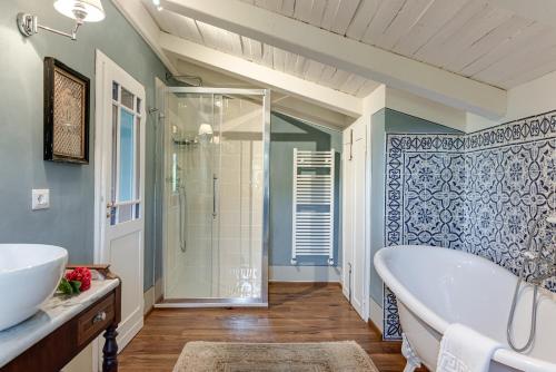 y baño con bañera blanca y ducha. en Villa dei fiori, en Castelfiorentino