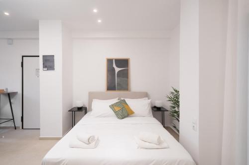 15 mins Walk to Acropolis, Minimalist Studio
