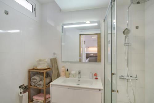 une salle de bain blanche avec un lavabo et une douche dans l'établissement Sun and serenity pool wifi, à Puerto Rico