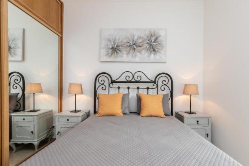 een slaapkamer met een groot bed met twee nachtkastjes bij 10T2 by AlgarveManta in Manta Rota
