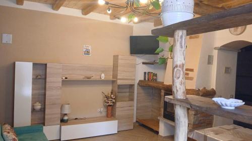 ein Wohnzimmer mit einem großen Raum mit Holzwänden in der Unterkunft la meridiana lago maggiore 2 in Laveno-Mombello