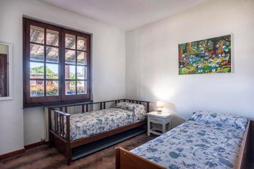 Un dormitorio con dos camas y una ventana en Villa Sole Pula, en Pula