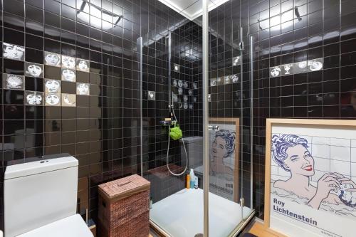 MarinhasHino à Natureza - T2 em Condomínio的带淋浴和卫生间的浴室