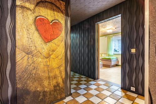un couloir avec un mur peint au cœur dans l'établissement Große Ferienwohnung mit Garten, à Trollenhagen