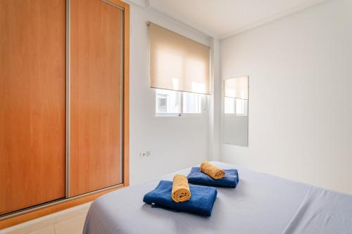 サンタ・ポラにあるEntre Castillo y Marの- 青いタオル2枚(1室のベッドに座る)