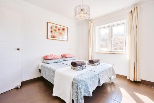 ein Schlafzimmer mit zwei Betten und einem Fenster in der Unterkunft Gr03 Casa La Buena Vida Torrox in Torrox