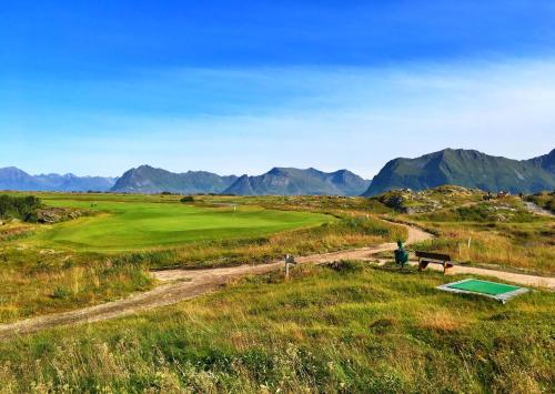 a view of a golf course with mountains in the background at Hoven Lodge 