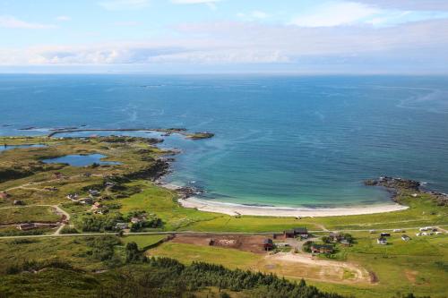 an aerial view of a beach and the ocean at Hoven Lodge 