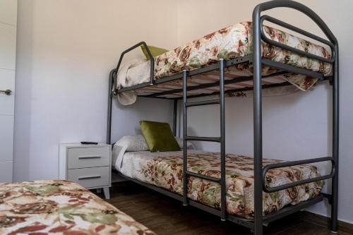 um quarto com dois beliches em um quarto em Apartamento Dialma em Vejer de la Frontera