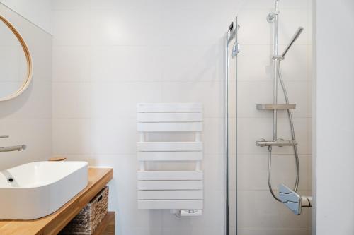 een badkamer met wastafel en douche bij Mézon Ermine in Saint-Cast-le-Guildo
