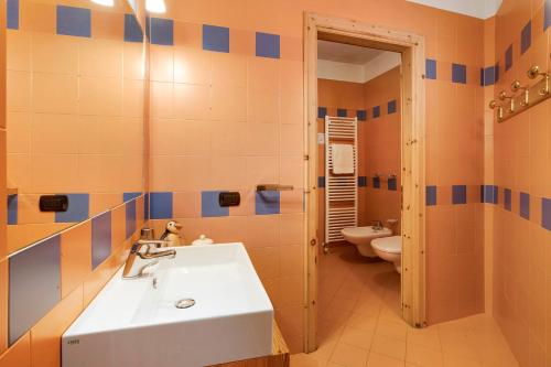 ein Badezimmer mit Waschbecken und Toilette in der Unterkunft Alba Villa Nordica in Livigno