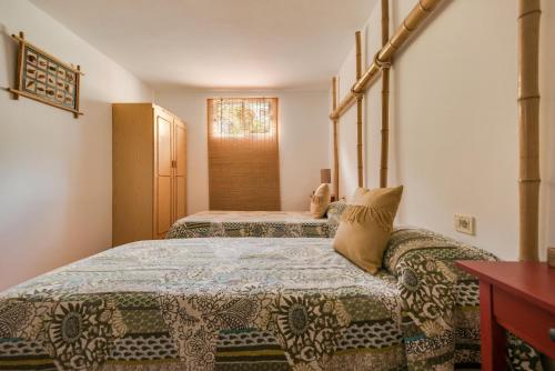a bedroom with two twin beds in a room at Casa Reina del Atlántico in Candelaria