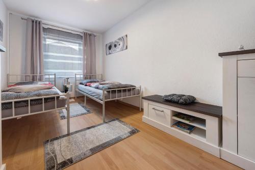 a room with two bunk beds and a window at Ferienhaus Am Waldrand in Wietze