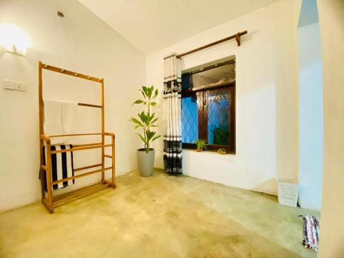 pusty pokój z lustrem i oknem w obiekcie Surfing Lion Villa Hiriketiya w mieście Dickwella