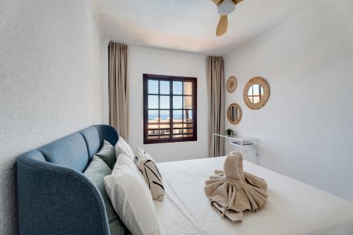 コスタ・デル・シレンチオにあるBalcón del mar - suite 353のベッドルーム1室(青いソファ、窓付)