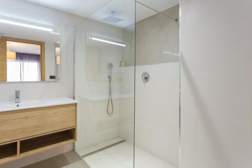 a bathroom with a shower and a sink at Lujoso cerca de playa in Jávea