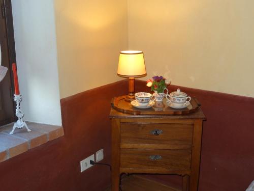 a table with a lamp on top of it at Agriturismo Tara in Amelia
