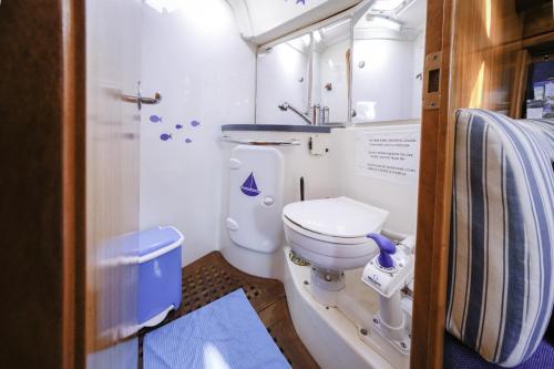 a small bathroom with a toilet in a train at Barco As in Masnou