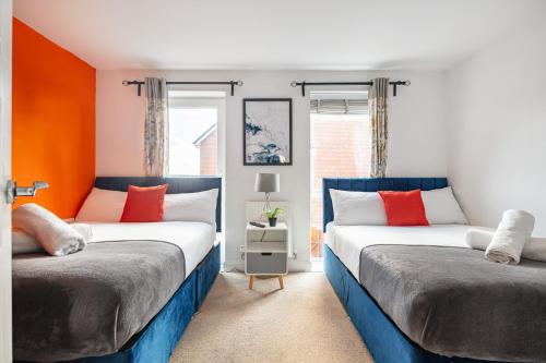 Postel nebo postele na pokoji v ubytování Spacious 5 Bed, Sleeps 10 with Parking, Contractors & Family Haven