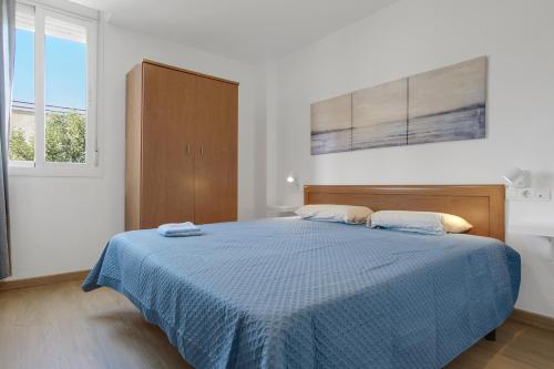 ロス・カーニョス・デ・メカにあるApartamento En Los Caños De Mecaの青い毛布が掛けられたベッドのある寝室