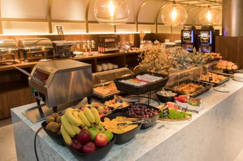 Una línea de buffet con muchas frutas y verduras diferentes en Large Swieqi apartment, en Is-Swieqi