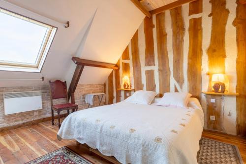 een slaapkamer met een groot bed op zolder bij Appartement 400m du port in Douarnenez