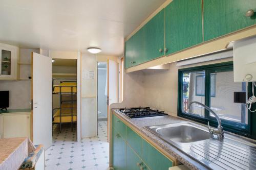 Kuchyň nebo kuchyňský kout v ubytování Casa Mobile Lux La Pineta 21