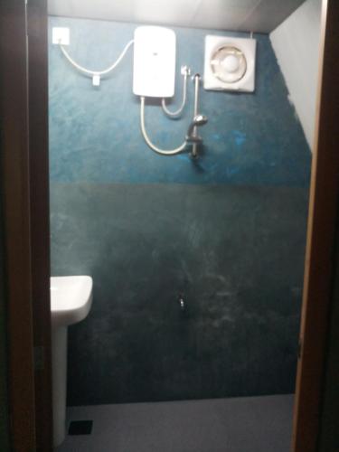 努沃勒埃利耶Best night的带水槽和马桶的浴室