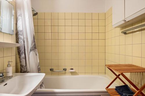 ein Badezimmer mit einer weißen Badewanne und einem Waschbecken in der Unterkunft Ferienwohnung Angela in Obertal