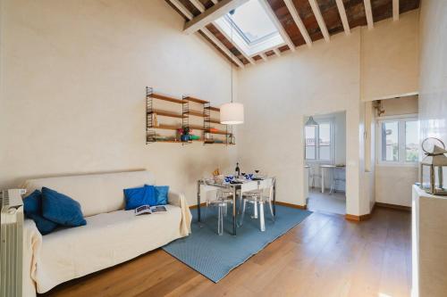 una sala de estar con un sofá y una mesa en San Salvi Cozy Apartment, en Florencia