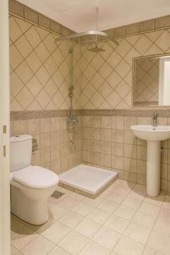a bathroom with a toilet and a sink at درة العروس فيلا نجمة البحر in Durat Alarous