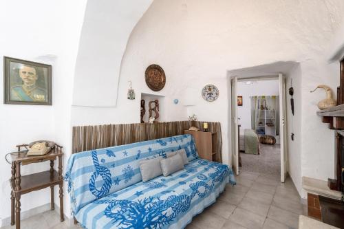 チステルニーノにあるTrullo Antica Pietraのリビングルーム(青と白のソファ付)