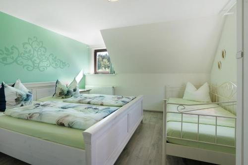 Postel nebo postele na pokoji v ubytování Ferienhaus Pöhlbergblick