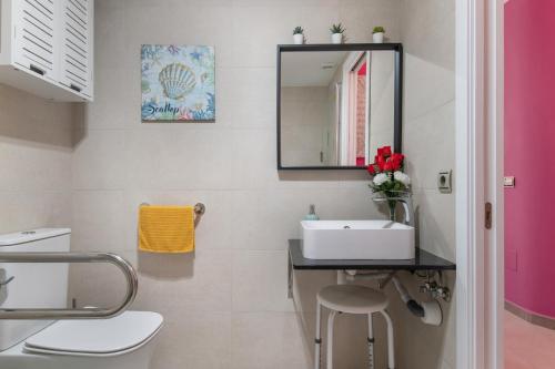 ein Badezimmer mit Waschbecken und Spiegel in der Unterkunft Estudio Arena, A Pie De Playa in Cádiz