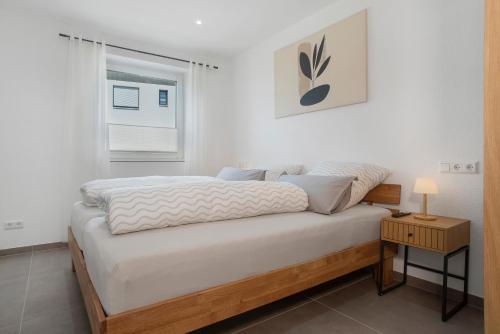 フレンドルフにあるHerzensprojektの窓のある大きなベッドのある寝室