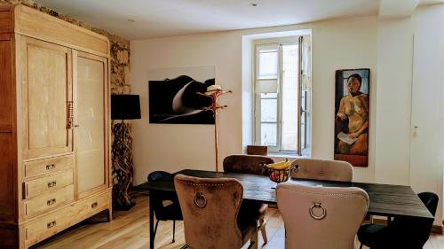 Ein Sitzbereich in der Unterkunft La Maison du Clocher