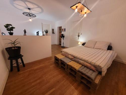 Ένα ή περισσότερα κρεβάτια σε δωμάτιο στο Le Compostelle