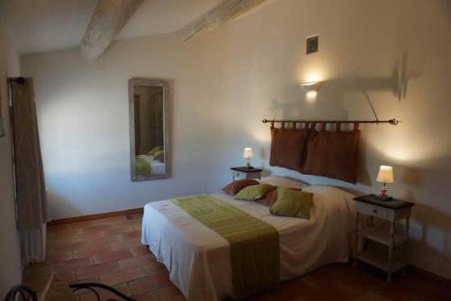 Simiane-la-RotondeにあるLa Buisse - Les 2 Gitesのベッドルーム1室(ランプ2つ付)