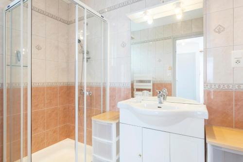 a bathroom with a sink and a shower at Maisonette face à la mer in Trébérouant