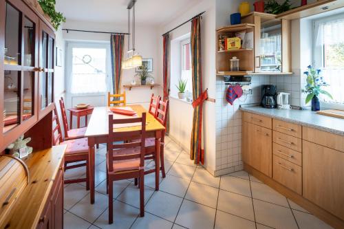 een keuken met een tafel en stoelen in een keuken bij Ferienwohnung Tannenblick 4-3 in Oberhof