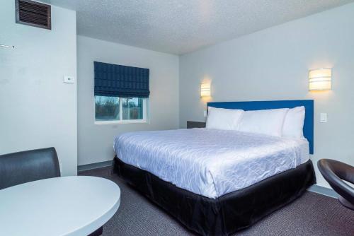 una stanza d'albergo con un letto e un tavolo di Studio Z, an Ascend Collection Hotel a Saint Robert