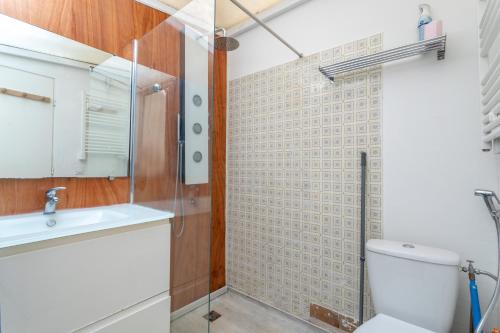 サント・マリー・ラ・メールにあるRepaire Des Pirates Sainte Marieのシャワー、トイレ、洗面台を備えたバスルーム