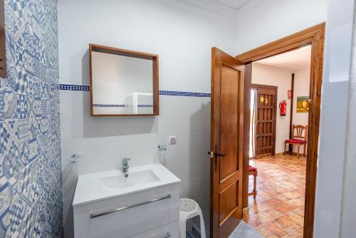 a bathroom with a sink and a mirror at Casa Rural Casita de la Cantera in La Lantejuela