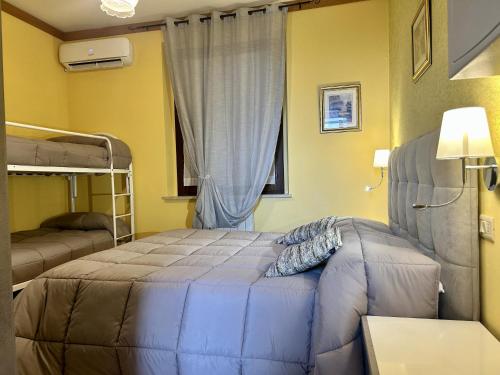 sypialnia z łóżkiem i łóżkiem piętrowym w obiekcie Agriturismo La Mora - Acquario w Asyżu